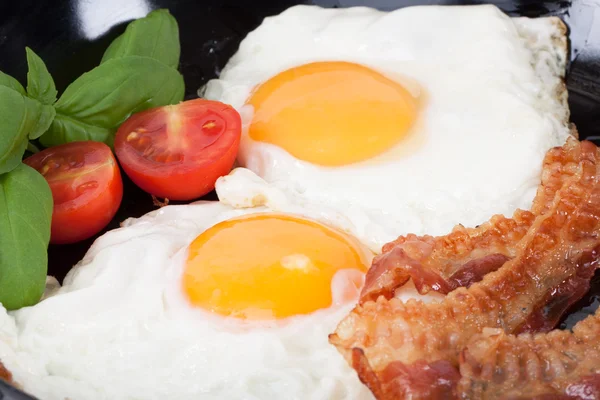 Stekt ägg med bacon — Stockfoto