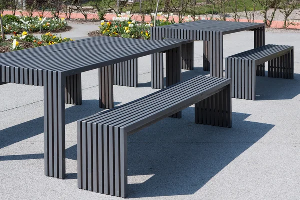 Tabel en park bench — Stockfoto