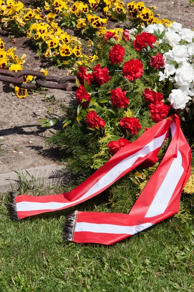 Blommig krans på kyrkogården — Stockfoto