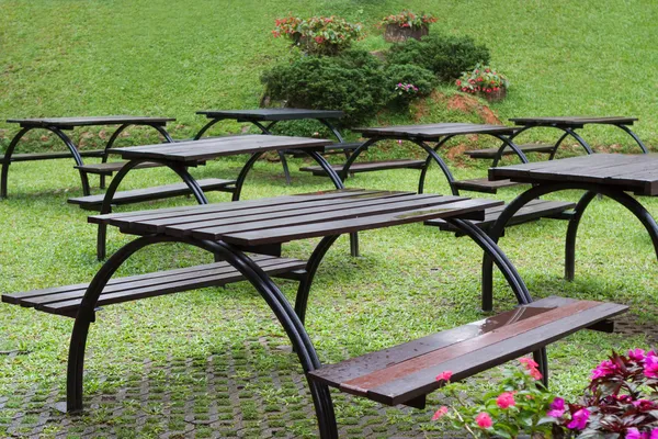 Садовые скамейки со столами — стоковое фото