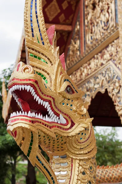 A wat phra singh, chiang mai, sárkány — Stock Fotó