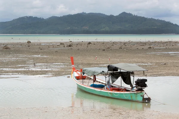 Thai fishing boat by low tide — Stock Photo, Image