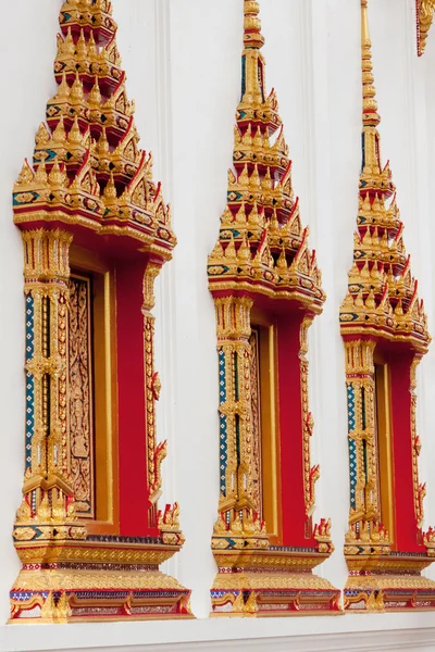 Ventanas del templo Wat Chalong en Phuket Tailandia — Foto de Stock