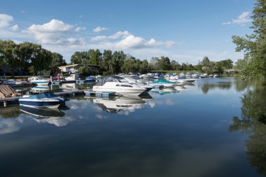 motorlu tekneler limanda