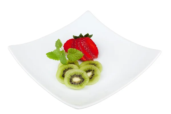 Jordgubbar och kiwi frukt med urklippsbana — Stockfoto