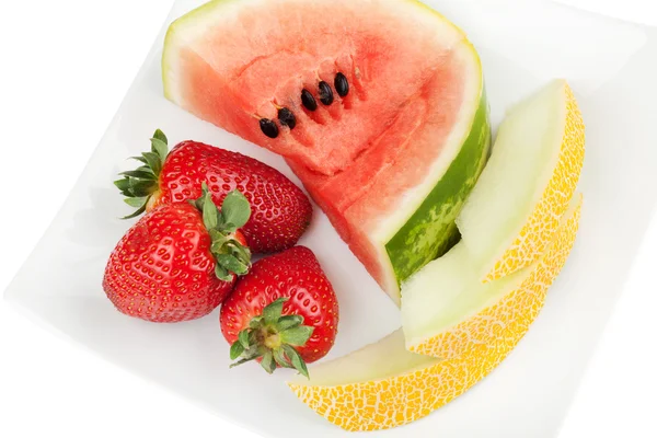 Frutas em um prato com caminho de recorte — Fotografia de Stock