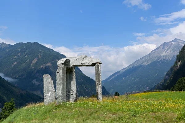 Dağlar ile taş kemer — Stok fotoğraf