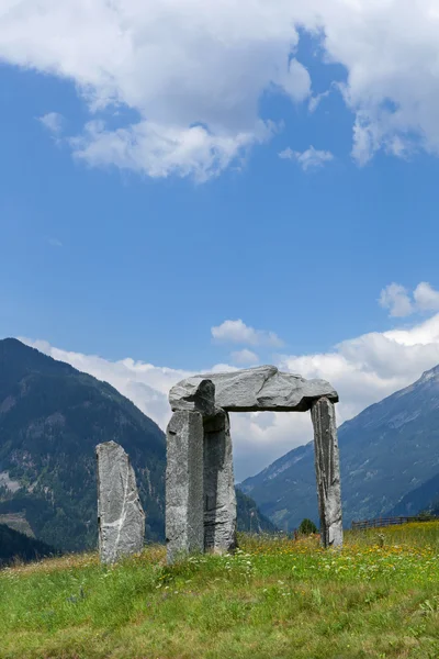 Arco de pedra com montanhas — Fotografia de Stock