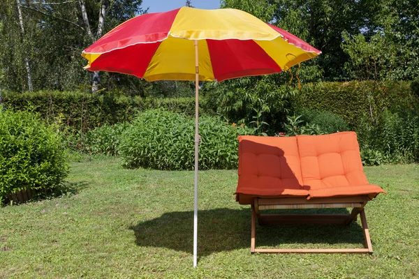 Chaise de plage avec parasol — Photo