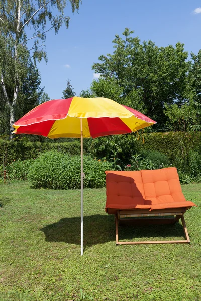 Sedia da spiaggia con ombrellone — Foto Stock