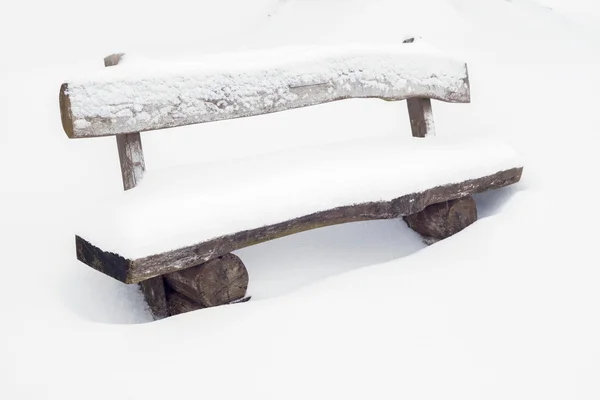 Banc de parc dans la neige — Photo