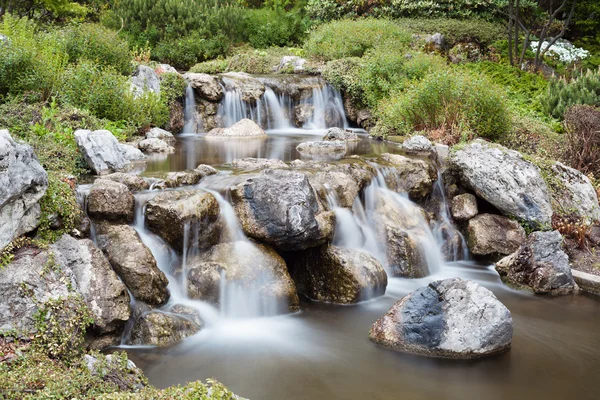 庭の滝 — ストック写真