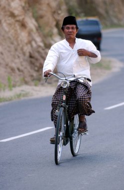 14 Temmuz 2003 'te Arjosari Köyü, Pacitan, Doğu Cava, Endonezya' daki bir camiye bisiklet süren Müslüman bir adam