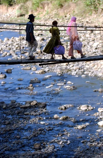 Mieszkańcy Przekraczają Most Wiszący Który Lipca 2003 Łączy Odizolowany Obszar — Zdjęcie stockowe