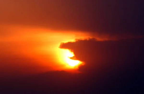Небо Красивого Оранжевого Цвета Солнце Прячется Темными Облаками Прекрасно Светится — стоковое фото