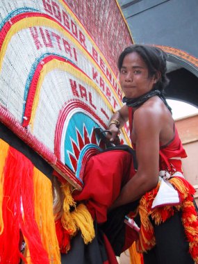 Ponorogo, Endonezya - 01 Aralık 2003: Ponorog ponorogo dansçısının Ponorogo, Doğu Java, Endonezya 'daki reog festivalinde performansı