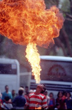 Ateş Şovu Reog Ponorogo İslam 'ın Telaga Sarangan, Magetan, Endonezya' da yeni yıl dönümü etkinliği. Fotoğraf 19 Kasım 2003 'te çekildi..