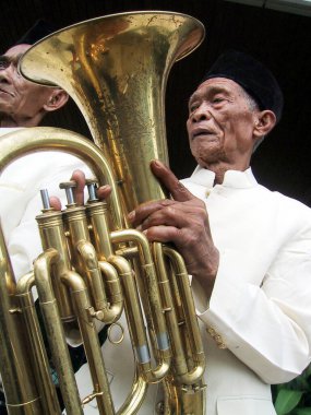 Yaşlı bir adam, 19 Şubat 2001 'de Gelora Senayan, Jakarta, Endonezya' daki Tajidor adlı geleneksel Betawi müzik performansı sırasında trompet çalar.