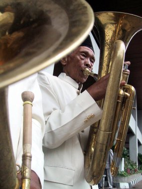 Yaşlı bir adam, 19 Şubat 2001 'de Gelora Senayan, Jakarta, Endonezya' daki Tajidor adlı geleneksel Betawi müzik performansı sırasında trompet çalar.