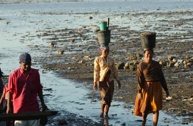 13 Haziran 2003 'te Surabaya City, Doğu Java, Endonezya' da kurak mevsimde çekilen deniz solucanları avlandıktan sonra Kenjeran Sahili yakınlarında yaşayan insanlar sahili terk ediyor.