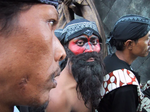 Ponorogo, Endonezya - 01 Aralık 2003: Ponorog ponorogo dansçılarının Ponorogo, Doğu Java, Endonezya 'daki reog festivaline katılmadan önceki performansı