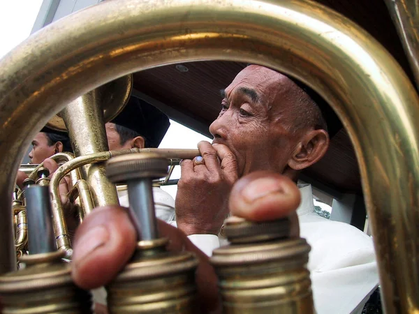Velho Toca Instrumento Trompete Durante Uma Apresentação Música Tradicional Betawi — Fotografia de Stock