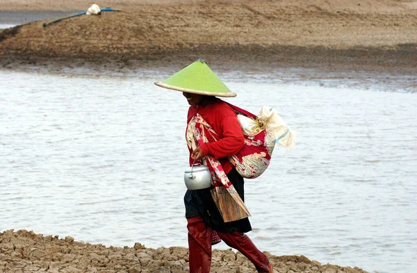 Женщина Пересекла Воду Сухом Водохранилище Деревне Давухан Мадиун Восточная Ява — стоковое фото