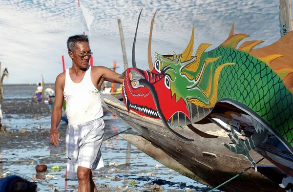 Рыбаки Украшают Свои Лодки Пляже Принять Участие Лодочном Фестивале Проводимом — стоковое фото