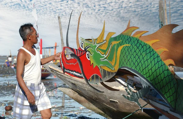 Рыбаки Украшают Свои Лодки Пляже Принять Участие Лодочном Фестивале Проводимом — стоковое фото