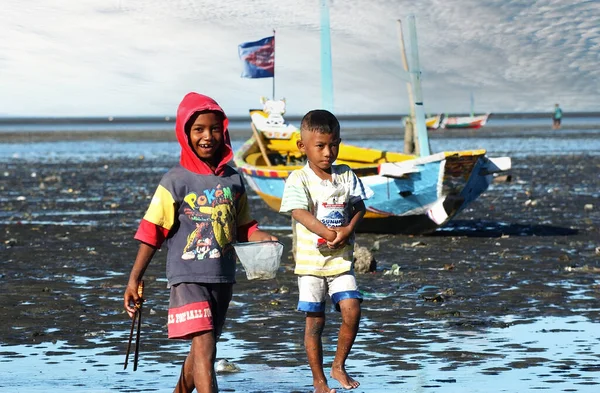 Дети Вокруг Пляжа Кенджеран Покидают Пляж После Родители Охотились Морских — стоковое фото