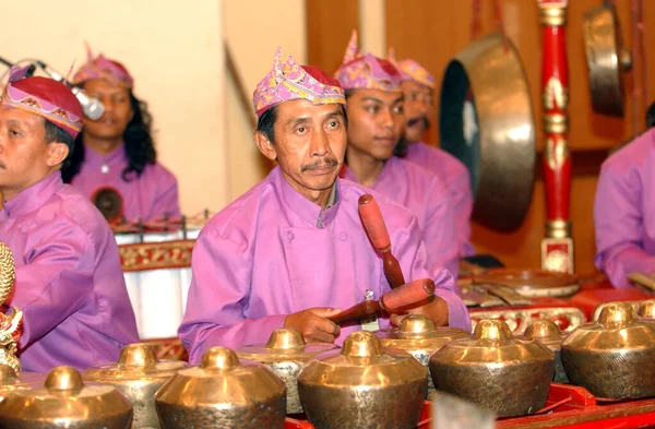 Surabaya geleneksel müzik oyuncuları 21 Temmuz 2003 'te Endonezya' nın Surabaya kentinde düzenlenen geleneksel moda festivallerinde ludruk gösterilerine eşlik ediyorlar..