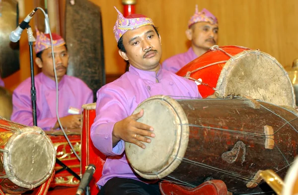 スラバヤの伝統音楽プレイヤーは 2003年7月21日にインドネシアのスラバヤで開催された伝統的なファッションフェスティバルでラダック公演に同行した — ストック写真