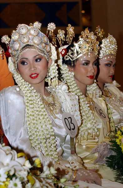 Vestido Noiva Tradicional Surabaya Tradicional Festival Roupas Surabaya Indonésia Julho — Fotografia de Stock