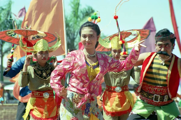 Sapi Sonok Festival Female Cow Beauty Contest 1996年7月15日在印度尼西亚东爪哇的Juanda Surabaya向游客展示 — 图库照片