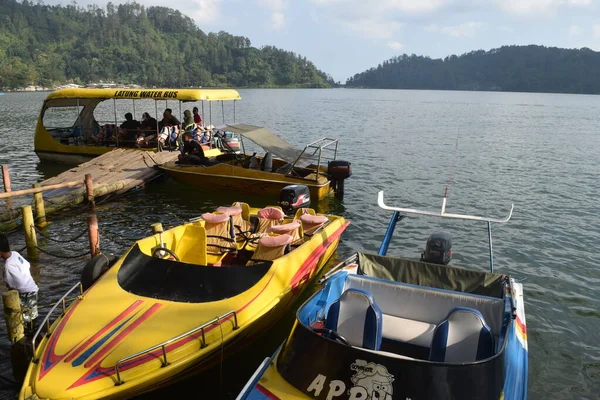 Telaga Ngebel, Endonezya - 16 Mayıs 2015: güzel Telaga Ngebel gölünde turist tekneleri, Doğu Java