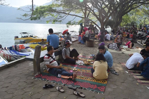 Telaga Ngebel, Endonezya - 16 Mayıs 2015: güzel Telaga Ngebel gölünde turist tekneleri, Doğu Java