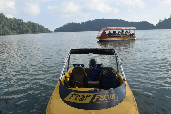 Telaga Ngebel, Endonezya - 16 Mayıs 2015: güzel Telaga Ngebel gölünde turist tekneleri, Doğu Java