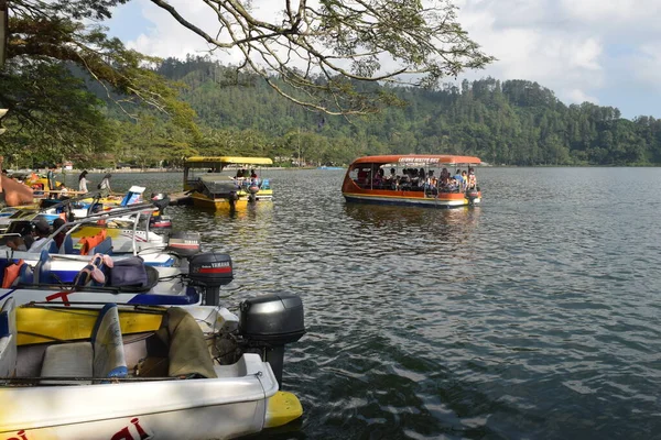Telaga Ngebel Indonésia Maio 2015 Barcos Turísticos Belo Lago Telaga — Fotografia de Stock