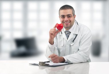 Doktor kalbi tutuyor.