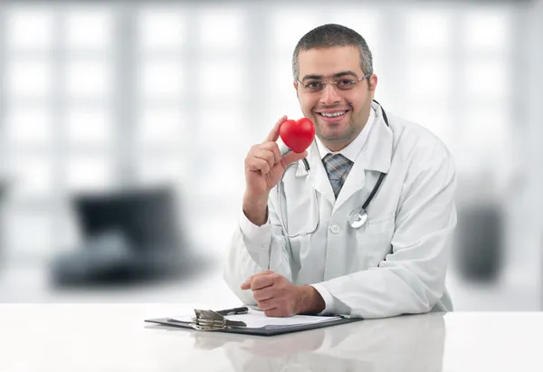 Médico segurando coração — Fotografia de Stock