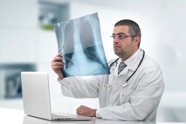 Radiologe Arzt überprüft Röntgenbild — Stockfoto