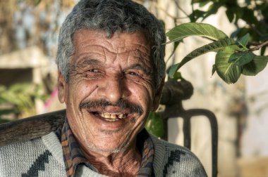 çatal tutan ve gülümseyen kıdemli çiftçi