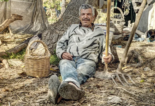 Старший фермер отдыхает — стоковое фото