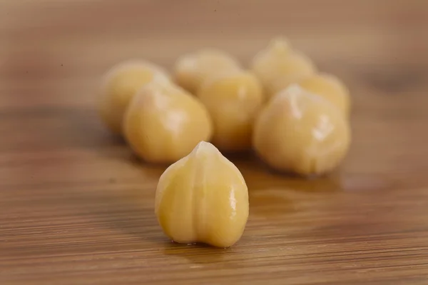 Kikkererwten op een tafel — Stockfoto