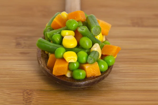 Verduras en cubos en cuchara de madera —  Fotos de Stock