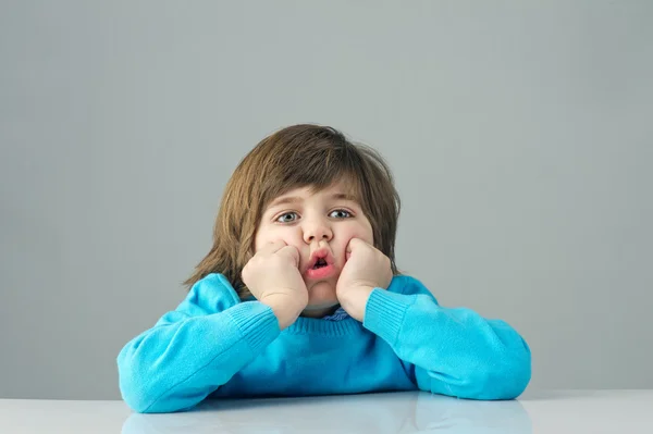 Niño sintiéndose aburrido — Foto de Stock