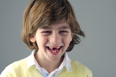 Dişsiz boy gülümseyerek