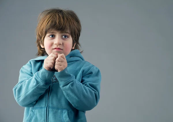 El chico tiene un pensamiento — Foto de Stock