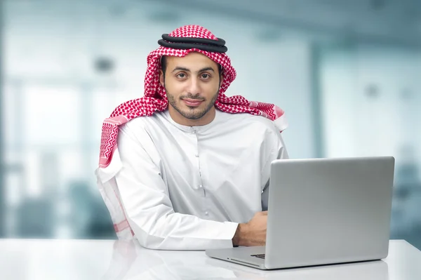 Arabian biznes człowiek za pomocą notebooka — Zdjęcie stockowe