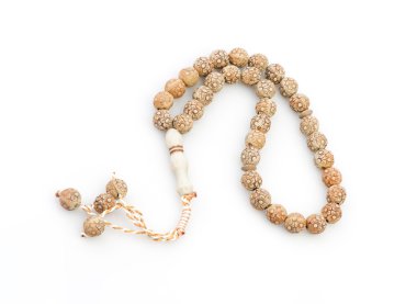 beyaz zemin üzerinde tespih